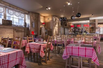 Restaurant ou autre lieu de restauration dans l'établissement Hôtel de Russie
