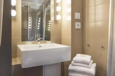 Salle de bains dans l'établissement Hôtel de Russie