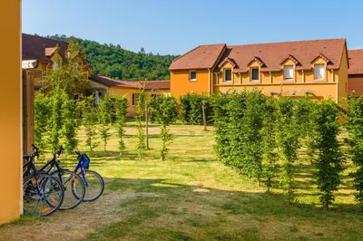 Vélo sur le terrain de l'établissement Lagrange Vacances Les Bastides de Lascaux ou dans les environs