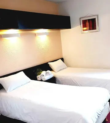 Un ou plusieurs lits dans un hébergement de l'établissement Hôtel du Parc Limoges & Restaurant 