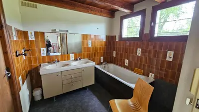 Salle de bains dans l'établissement Maison de 7 chambres a Eyrein avec jardin amenage et WiFi