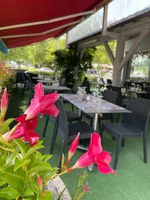 Restaurant ou autre lieu de restauration dans l'établissement Logis Hotel Noemys Brive - Restaurant Le Teinchurier