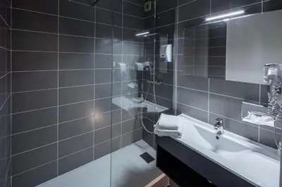 Salle de bains dans l'établissement Logis Hotel Noemys Brive - Restaurant Le Teinchurier