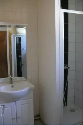 Salle de bains dans l'établissement Maison Bord Du Lac