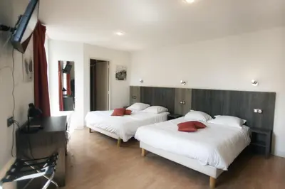 Un ou plusieurs lits dans un hébergement de l'établissement Le Victor Hugo - Hôtel et Restaurant - Logis Hôtels