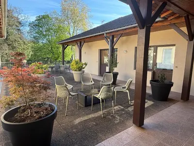 Jardin de l'établissement Le Victor Hugo - Hôtel et Restaurant - Logis Hôtels