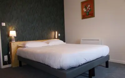 Un ou plusieurs lits dans un hébergement de l'établissement Logis Hotel De La Poste