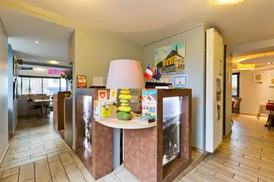 Cuisine ou kitchenette dans l'établissement Logis Hotel De La Poste