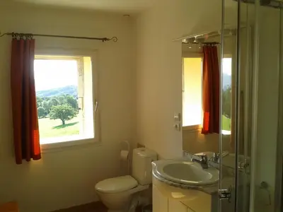 Salle de bains dans l'établissement le bon air est dans le pre