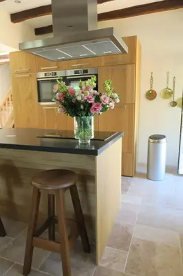 Cuisine ou kitchenette dans l'établissement Maison du Cèdre
