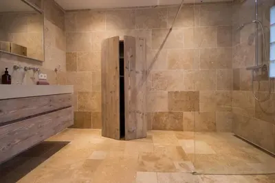Salle de bains dans l'établissement Maison du Cèdre