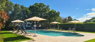 Piscine de l'établissement Logis Hôtels - Le Bellaroc - Hôtel 2 étoiles et Restaurant ou située à proximité