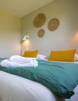 Un ou plusieurs lits dans un hébergement de l'établissement Logis Hôtels - Le Bellaroc - Hôtel 2 étoiles et Restaurant