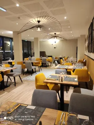 Restaurant ou autre lieu de restauration dans l'établissement Logis Hôtels - Le Bellaroc - Hôtel 2 étoiles et Restaurant