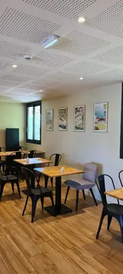 Télévision ou salle de divertissement dans l'établissement Logis Hôtels - Le Bellaroc - Hôtel 2 étoiles et Restaurant
