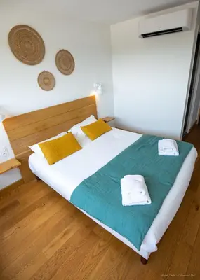 Un ou plusieurs lits dans un hébergement de l'établissement Logis Hôtels - Le Bellaroc - Hôtel 2 étoiles et Restaurant