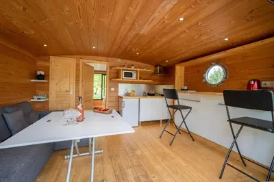 Cuisine ou kitchenette dans l'établissement Le Village des Monédières
