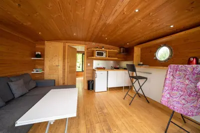 Cuisine ou kitchenette dans l'établissement Le Village des Monédières