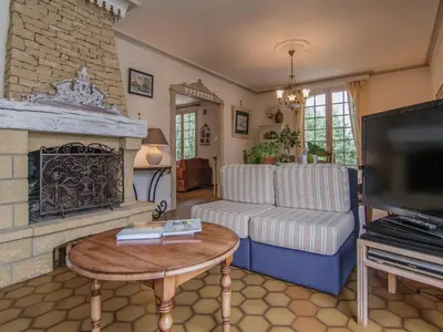 Télévision ou salle de divertissement dans l'établissement Villa with Pool in Corrèze