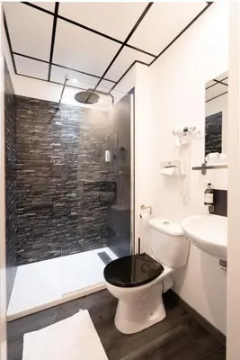 Salle de bains dans l'établissement Logis Central Hôtel - Restaurant & Spa