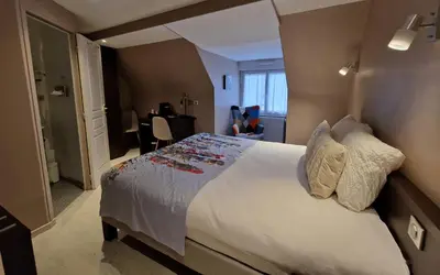 Un ou plusieurs lits dans un hébergement de l'établissement Logis Central Hôtel - Restaurant & Spa