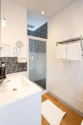 Salle de bains dans l'établissement Logis Central Hôtel - Restaurant & Spa