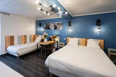 Un ou plusieurs lits dans un hébergement de l'établissement Logis Central Hôtel - Restaurant & Spa