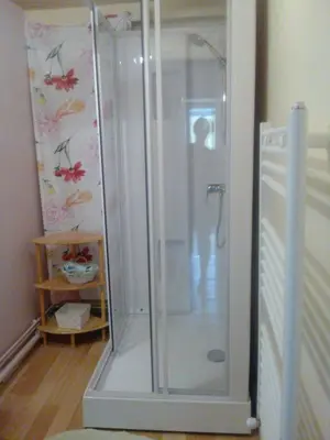 Salle de bains dans l'établissement Vacances au pied des Monts du Cantal