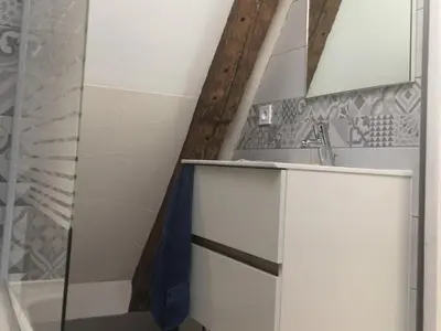 Salle de bains dans l'établissement Appartement L'Arédien