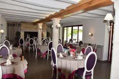 Restaurant ou autre lieu de restauration dans l'établissement Le Petit Relais