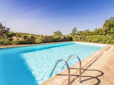 Piscine de l'établissement Quiet holiday home with shared pool ou située à proximité