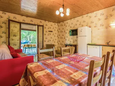 Cuisine ou kitchenette dans l'établissement Quiet holiday home with shared pool