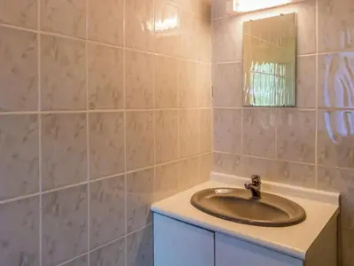 Salle de bains dans l'établissement Quiet holiday home with shared pool