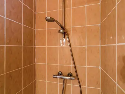 Salle de bains dans l'établissement Quiet holiday home with shared pool