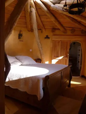 Un ou plusieurs lits dans un hébergement de l'établissement Cabanes hobbit et Figuiers
