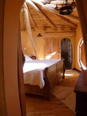 Un ou plusieurs lits dans un hébergement de l'établissement Cabanes hobbit et Figuiers