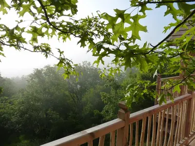 Balcon ou terrasse dans l'établissement Cabanes hobbit et Figuiers