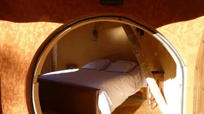 Un ou plusieurs lits dans un hébergement de l'établissement Cabanes hobbit et Figuiers