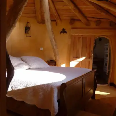 Cabanes hobbit et Figuiers