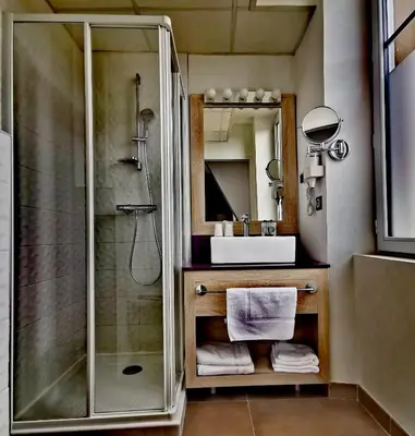 Salle de bains dans l'établissement Grand Hôtel Brive