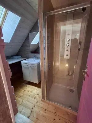 Salle de bains dans l'établissement Les Roses Des Bois