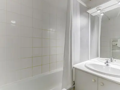 Salle de bains dans l'établissement Vacancéole - Residence le Domaine du Bosquet