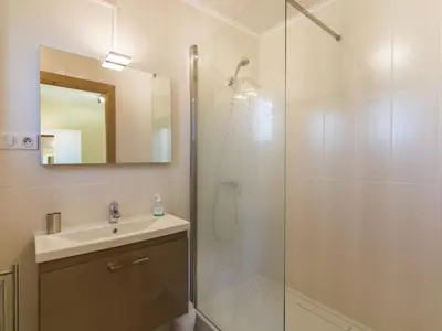 Salle de bains dans l'établissement Poolside Luxury Villa in Montignac