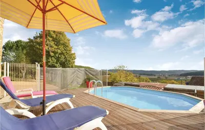 Piscine de l'établissement 2 Bedroom Nice Home In Aubas ou située à proximité