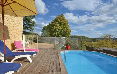 Piscine de l'établissement 2 Bedroom Nice Home In Aubas ou située à proximité