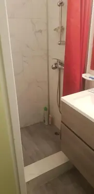 Salle de bains dans l'établissement DUPLEX 4 pers super murat 1200 m alt prox mont dore bourboule sancy