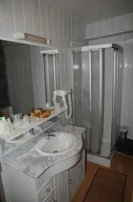 Salle de bains dans l'établissement Hostellerie du Beffroy