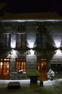 L'établissement Auberge Le Cantou - Hôtel Roche en hiver