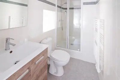 Salle de bains dans l'établissement Auberge Le Cantou - Hôtel Roche