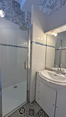 Salle de bains dans l'établissement Château de la Chabroulie